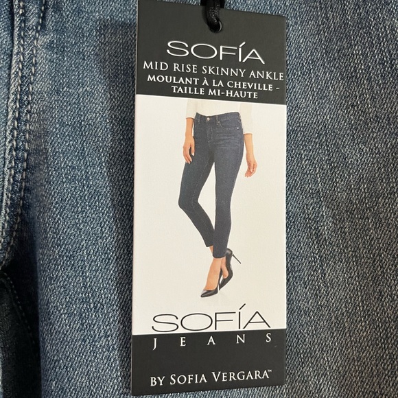BNWT CROPPED JEAN BY SOFIA VERGARA IN A SIZE 8 - Picture 2 of 5
